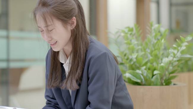 Diễn xuất vô hồn của Khả Ngân trong Hậu duệ mặt trời bản Việt bị khán giả chê bai thậm tệ-6