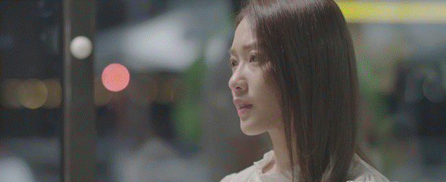 Diễn xuất vô hồn của Khả Ngân trong Hậu duệ mặt trời bản Việt bị khán giả chê bai thậm tệ-10