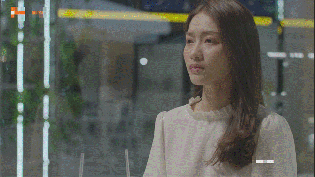 Diễn xuất vô hồn của Khả Ngân trong Hậu duệ mặt trời bản Việt bị khán giả chê bai thậm tệ-12