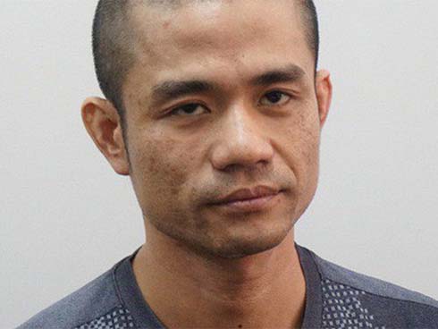 Clip: Trước khi ôm lưu đạn cố thủ 14 giờ, đại ca thành Vinh đã cầm kiếm đập vỡ kính xe Audi-2