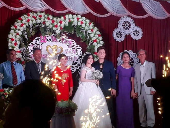 Nhan sắc vợ mới cưới, kém 12 tuổi của ca sĩ hội chợ Lâm Chấn Huy-1