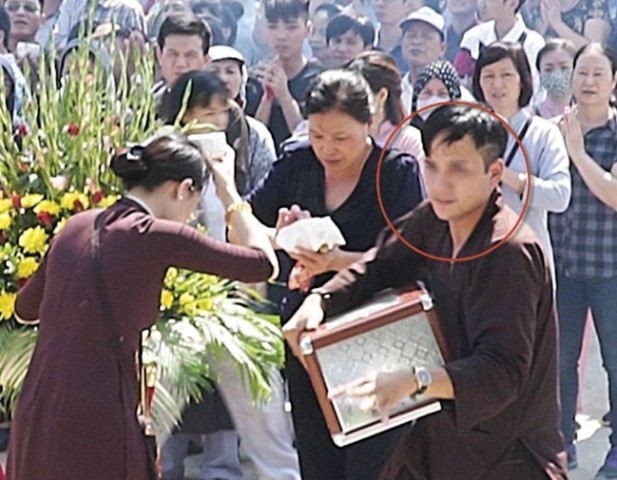 Hé lộ thông tin về nam thanh niên sốt sắng giúp việc chùa rồi ôm hòm công đức mất tích-2