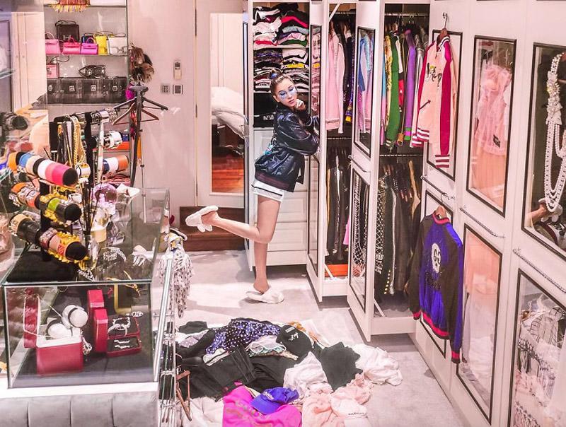 Ngọc Trinh cũng phải khóc thét khi thấy tủ đồ triệu đô của nữ đại gia không có tuổi này-4