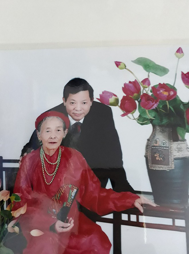 Ấm lòng xem đoạn clip con trai bật hát Xoan, ân cần xúc cơm nịnh mẹ già 90 tuổi ăn từng thìa-2