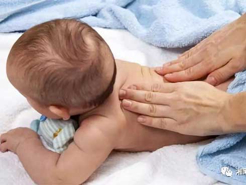 Bé 2 tháng tuổi bị tiêu chảy nhưng việc làm sai lầm của cha mẹ đã khiến em tử vong-1