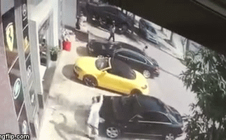 Clip: Trước khi ôm lưu đạn cố thủ 14 giờ, đại ca thành Vinh đã cầm kiếm đập vỡ kính xe Audi-1