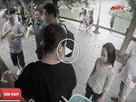 Cô giáo buộc chặt cậu bé vào người để tham gia nhảy cùng các bạn-1