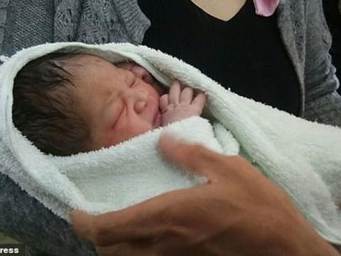 Ông bố nhẫn tâm ném con gái mới sinh được 6 tiếng xuống vách đá, biết được lý do người ta lại càng căm phẫn-5