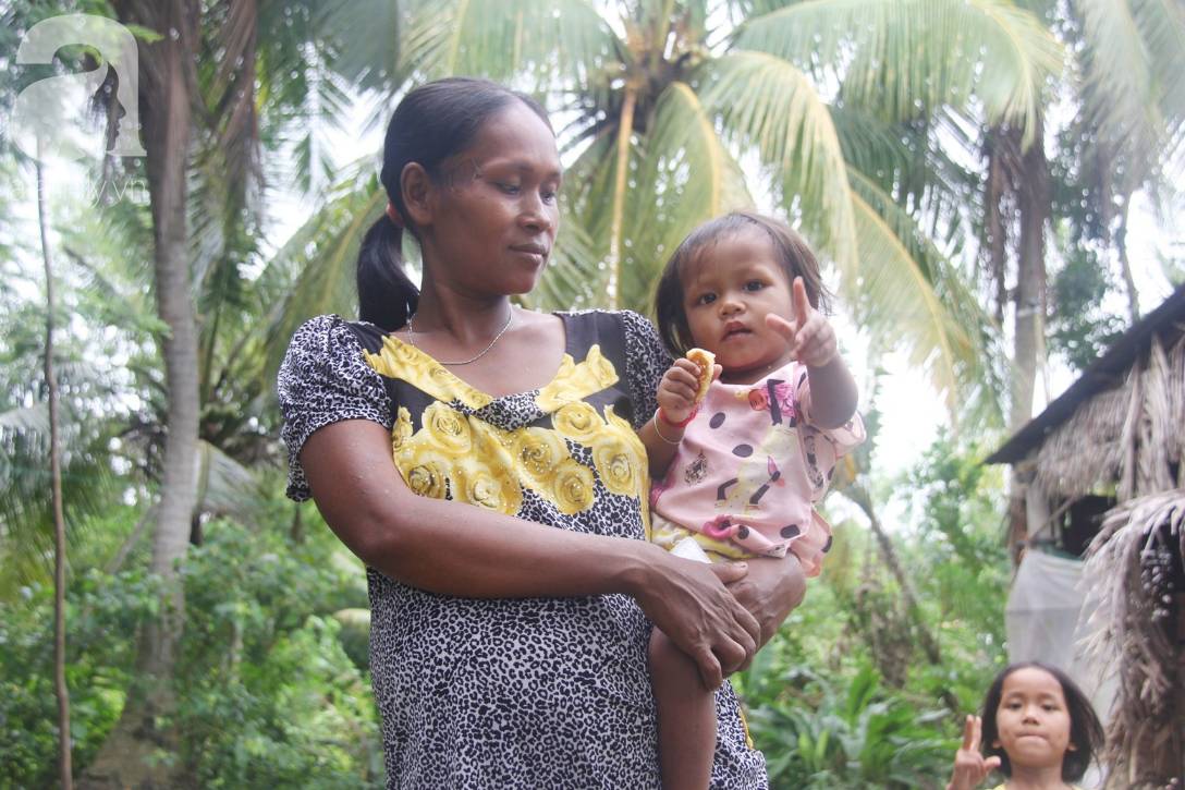 Bị chỉ trích vì nhà nghèo lại đẻ quá nhiều con, mẹ bầu 8 tháng cho biết sẽ triệt sản sau khi sinh em bé-6