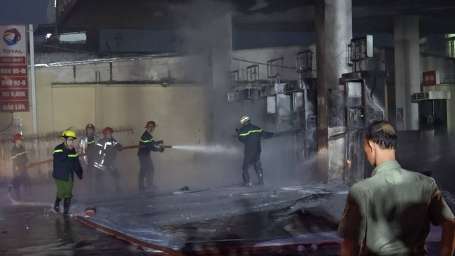 Cây xăng bốc cháy dữ dội kèm tiếng nổ lớn khiến nhiều người hoảng loạn bỏ chạy thoát thân ở Sài Gòn-1