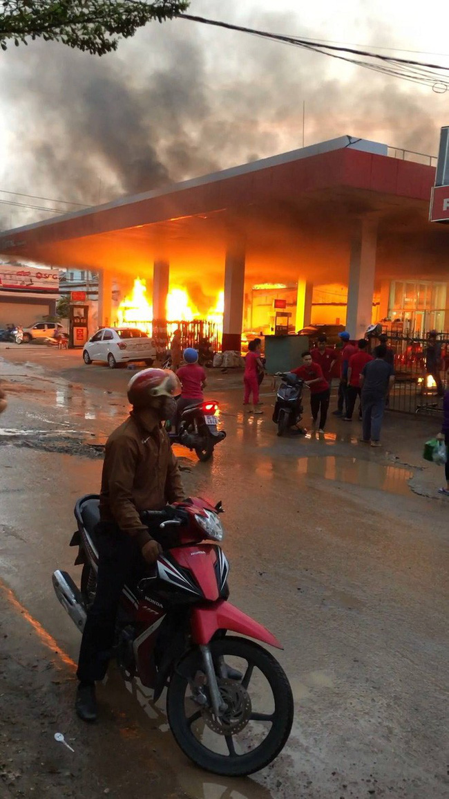 Cây xăng bốc cháy dữ dội kèm tiếng nổ lớn khiến nhiều người hoảng loạn bỏ chạy thoát thân ở Sài Gòn-2