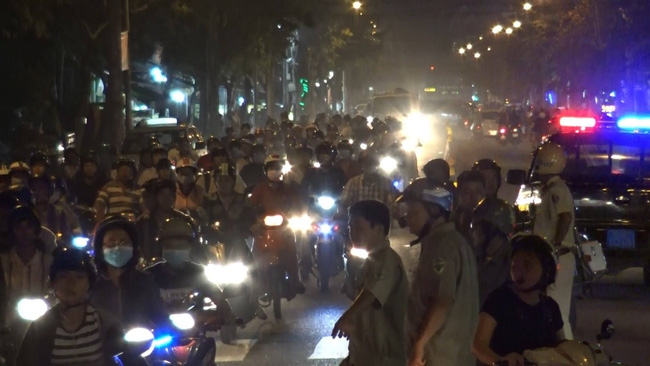 Cây xăng bốc cháy dữ dội kèm tiếng nổ lớn khiến nhiều người hoảng loạn bỏ chạy thoát thân ở Sài Gòn-3