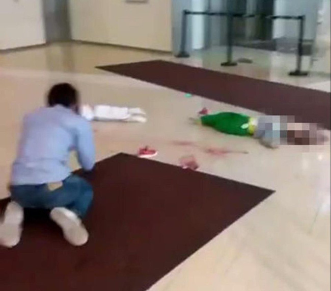 Bế cả hai con, bố để con trượt khỏi tay rơi từ tầng 4 trung tâm thương mại xuống tử vong-1