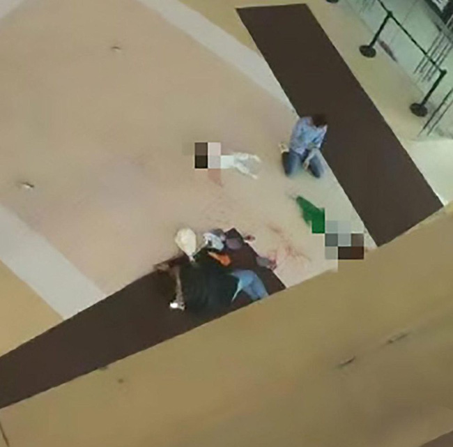 Bế cả hai con, bố để con trượt khỏi tay rơi từ tầng 4 trung tâm thương mại xuống tử vong-2