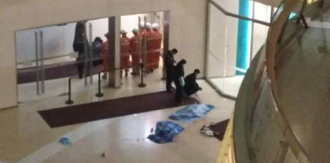 Bế cả hai con, bố để con trượt khỏi tay rơi từ tầng 4 trung tâm thương mại xuống tử vong-3