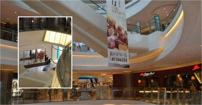 Bế cả hai con, bố để con trượt khỏi tay rơi từ tầng 4 trung tâm thương mại xuống tử vong-4