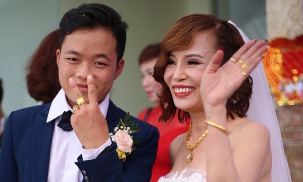 Cô dâu 61 tuổi cùng chồng trẻ livestream tiết lộ lý do duyên nợ khiến hai người bên nhau-1