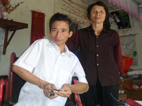 Nỗi lòng đau đáu của người chị gái sau cánh chuồn chuồn tre xuất ngoại của đứa em tật nguyền