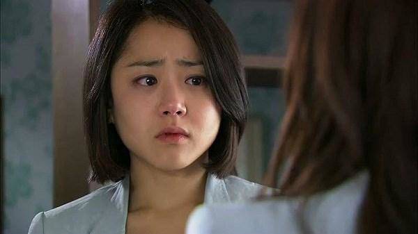 Vỏ thuốc rơi ở gầm giường tố cáo bí mật dơ bẩn của gã chồng mang bộ mặt từ bi-2