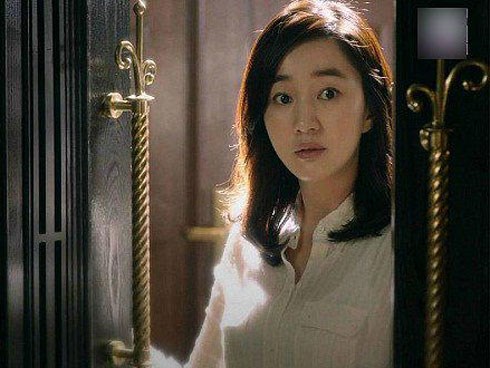 Vỏ thuốc rơi ở gầm giường tố cáo bí mật dơ bẩn của gã chồng mang bộ mặt từ bi