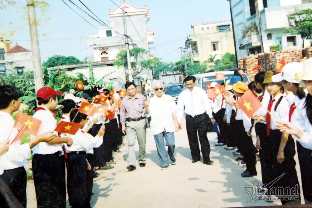 Hình ảnh nguyên Tổng bí thư Đỗ Mười về quê phát biểu 22 phút-8