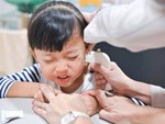 Đã có trẻ suýt chết do bấm lỗ tai, chuyên gia nhắc cha mẹ đừng quên điều này trước khi muốn làm đẹp cho con-4