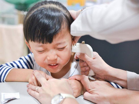 Nguy hiểm từ việc bấm lỗ tai làm đẹp cho bé ít cha mẹ nào nghĩ tới