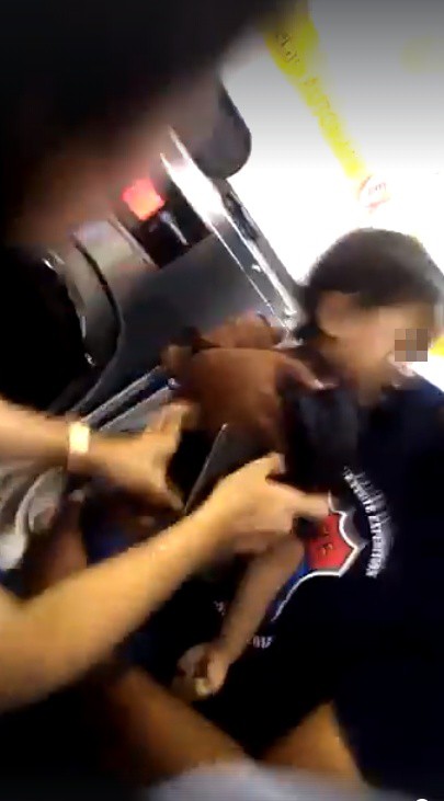 Đến tiệm giặt đồ cùng mẹ, bé trai 3 tuổi suýt mất mạng chỉ vì trò nghịch dại tưởng vô hại của ông chú-3