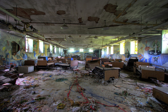 Hình ảnh đầy ám ảnh về những bệnh viện ma bỏ hoang khắp thế giới-10