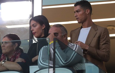 Dính nghi án hiếp dâm, C.Ronaldo mặt nặng như chì” bên bạn gái xinh đẹp-1