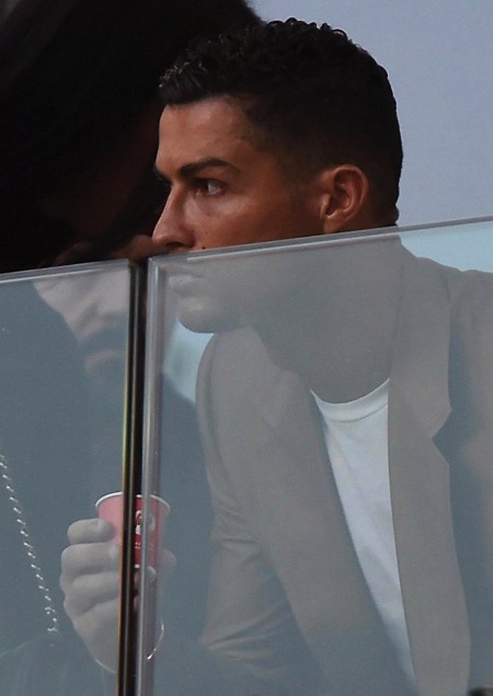 Dính nghi án hiếp dâm, C.Ronaldo mặt nặng như chì” bên bạn gái xinh đẹp-2