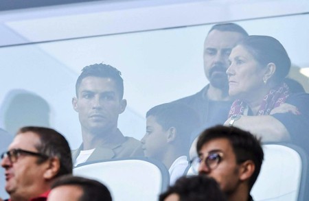 Dính nghi án hiếp dâm, C.Ronaldo mặt nặng như chì” bên bạn gái xinh đẹp-4