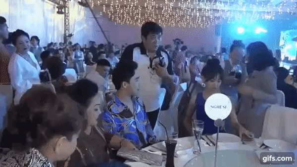 Clip: Trấn Thành khó chịu khi Hari Won bị đổ nước lên người trong sinh nhật Đàm Vĩnh Hưng-1