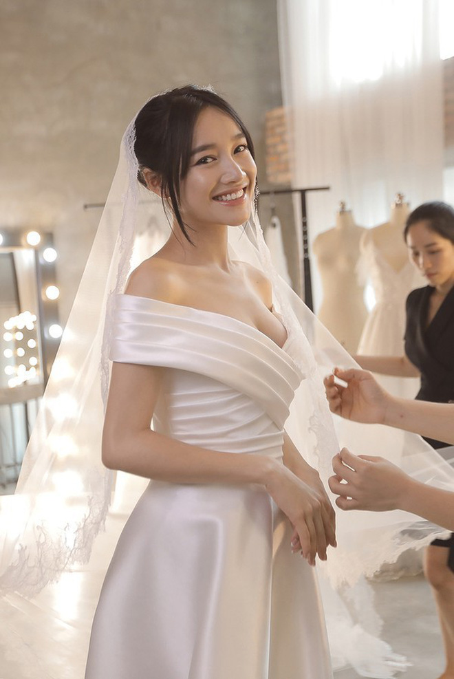 Nhã Phương mặc gì cũng xinh, nhưng sắc vóc của cô đạt đến độ hoàn hảo nhất khi diện mẫu váy này-12