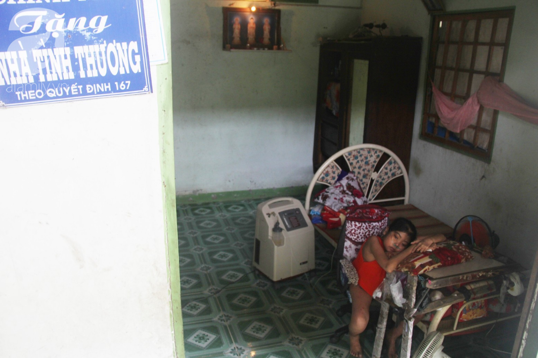 Xót cảnh cô gái trẻ 12 năm ngủ ngồi, chỉ mong chết đi vì không muốn bố mẹ nợ hoài tới nỗi không thể chữa bệnh cho em-1