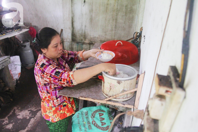 Xót cảnh cô gái trẻ 12 năm ngủ ngồi, chỉ mong chết đi vì không muốn bố mẹ nợ hoài tới nỗi không thể chữa bệnh cho em-7