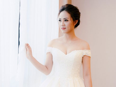 Lại lộ thêm ảnh bạn gái Công Lý đi thử váy cưới gợi cảm