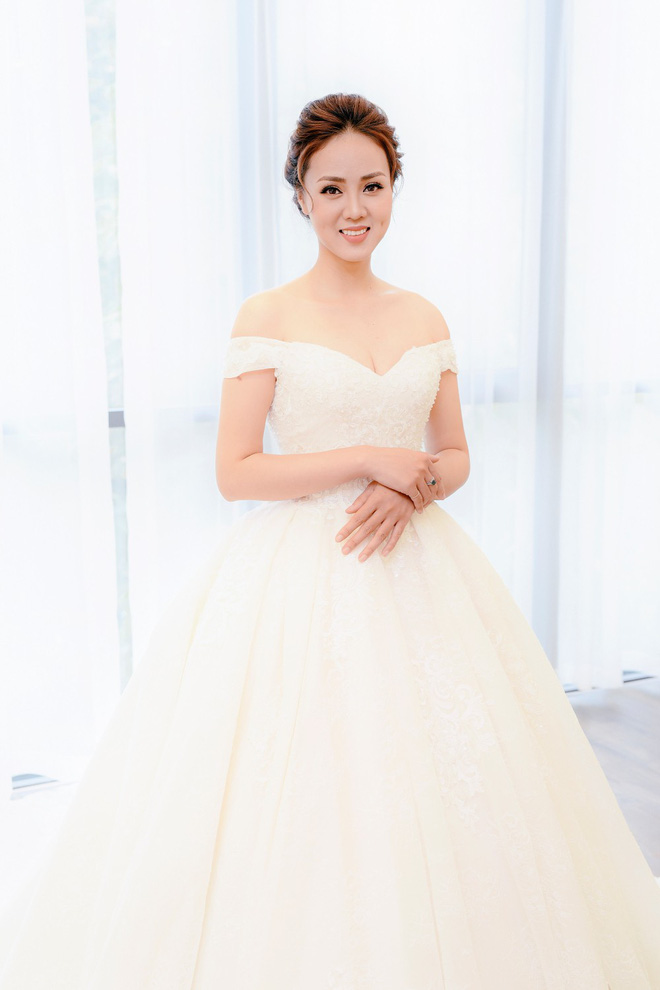 Lại lộ thêm ảnh bạn gái Công Lý đi thử váy cưới gợi cảm-2