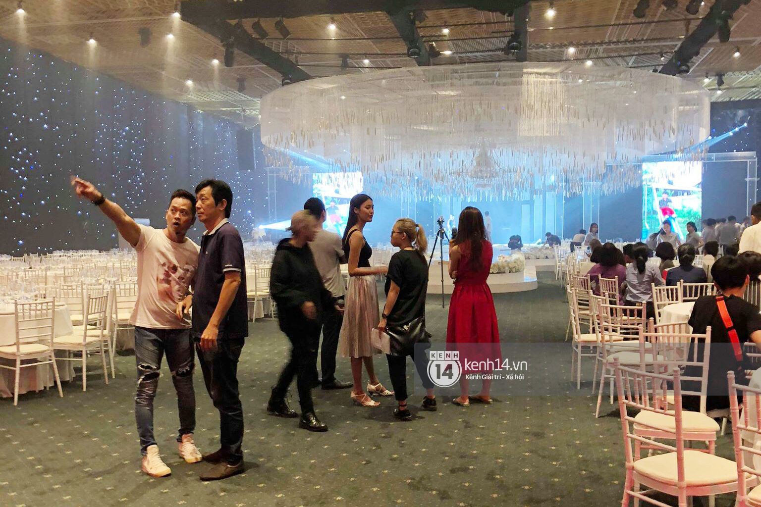 Lan Khuê và John Tuấn Nguyễn đã có mặt tại địa điểm tổ chức đám cưới, tất bật tập duyệt cho tiết mục đặc biệt trong hôn lễ-1