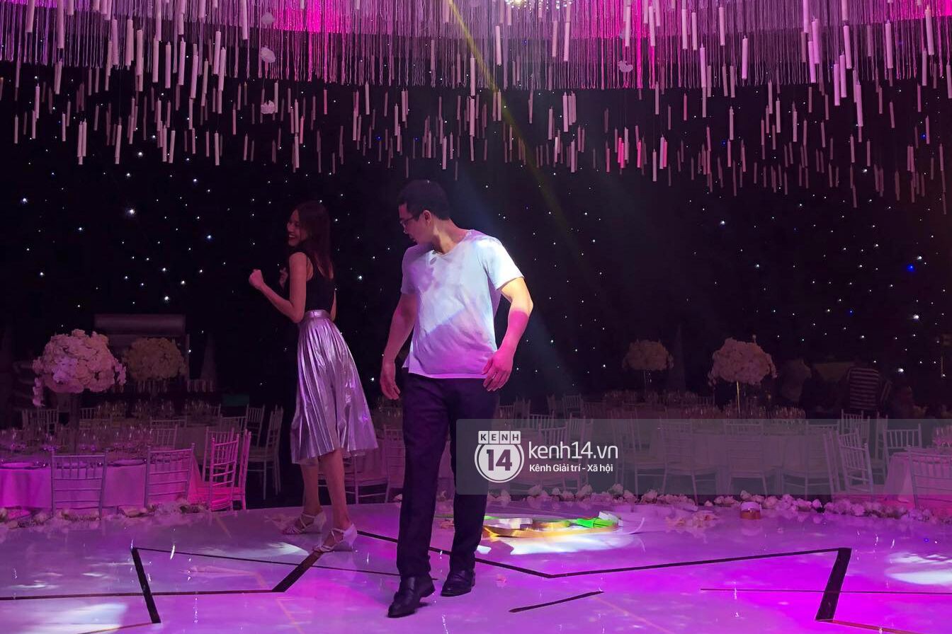 Lan Khuê và John Tuấn Nguyễn đã có mặt tại địa điểm tổ chức đám cưới, tất bật tập duyệt cho tiết mục đặc biệt trong hôn lễ-4