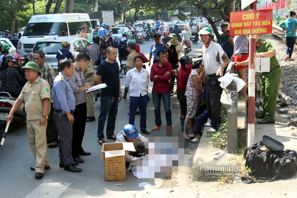 Lao từ trong ngõ ra, người đàn ông bị tàu đâm chết-1