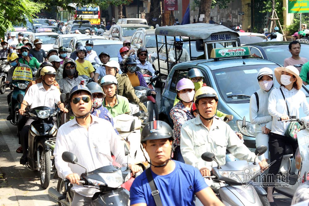Lao từ trong ngõ ra, người đàn ông bị tàu đâm chết-4