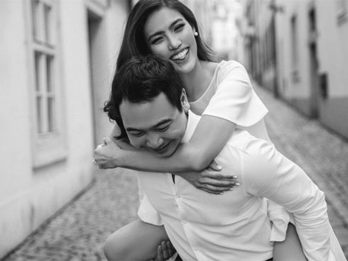 Cô dâu Lan Khuê tình tứ chăm sóc chú rể Tuấn John ở hậu trường tiệc cưới đẳng cấp 5 sao-22