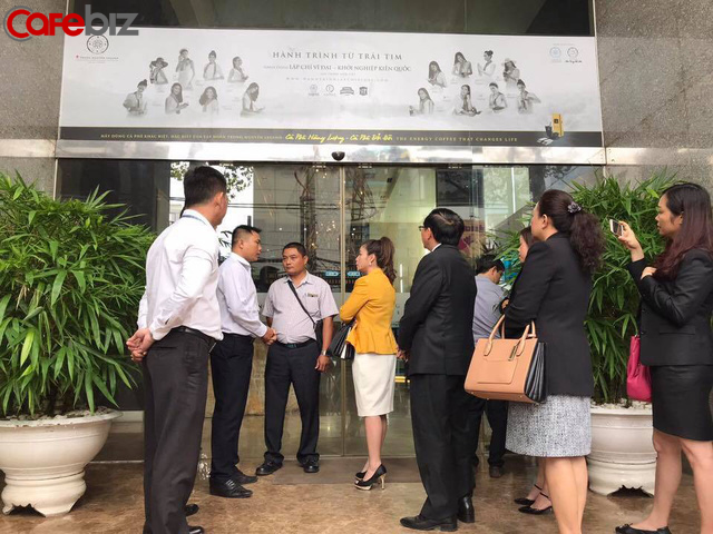 Bà Lê Hoàng Diệp Thảo tố cáo: Nhóm thao túng thuê người mặc đồng phục Trung Nguyên để ngăn chặn và trấn áp tôi ngay từ cửa trụ sở-1