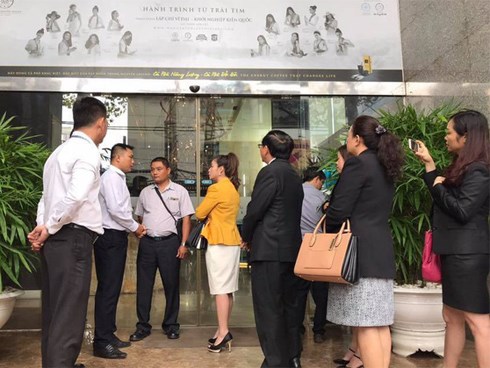 Bà Lê Hoàng Diệp Thảo tố cáo: “Nhóm thao túng thuê người mặc đồng phục Trung Nguyên để ngăn chặn và trấn áp tôi ngay từ cửa trụ sở