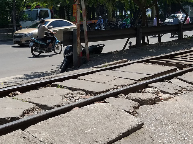 Đôi vợ chồng vội vã qua đường tàu không quan sát, một người bị cán tử vong-1