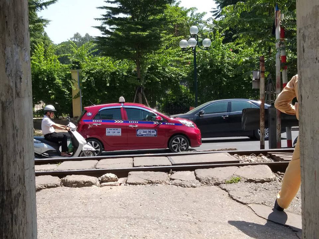 Đôi vợ chồng vội vã qua đường tàu không quan sát, một người bị cán tử vong-2