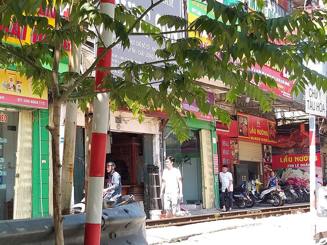 Đôi vợ chồng vội vã qua đường tàu không quan sát, một người bị cán tử vong-3