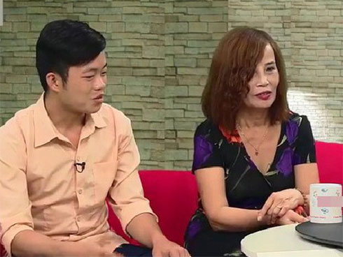 Cô dâu 62 tuổi đưa chồng 26 đi nhấn mí và xăm tên vợ trên ngực-3