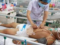 Người đàn ông ở Đồng Nai bị cắt ngang bụng, thủng ruột kinh hoàng do máy cưa vướng vào áo